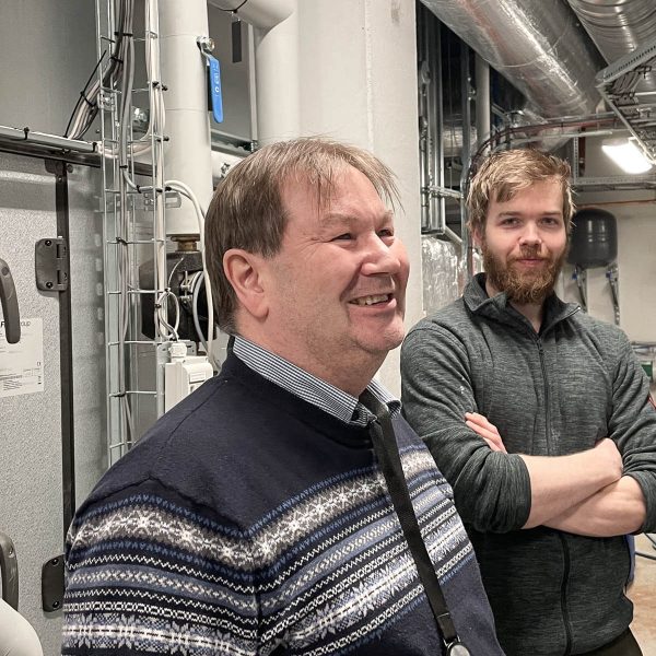 Ole Hugo Sandsnes Vik og Odin Aarvold i teknisk rom ved Ruseløkka skole