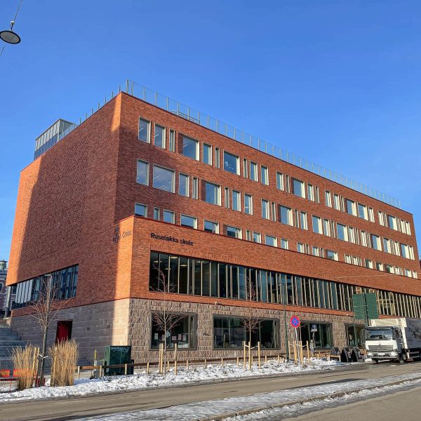 Ruseløkka skole sett fra gateplan.